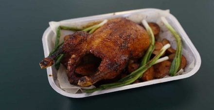 ברווז שלם צלוי ברוטב שזיפים