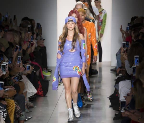 דבון אאוקי על המסלול של שבוע האופנה האחרון בניו יורק. צילום: Shutterstock