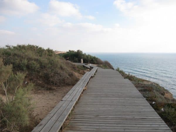 הטיילת בחוף השרון. צילום: ויקיפדיה