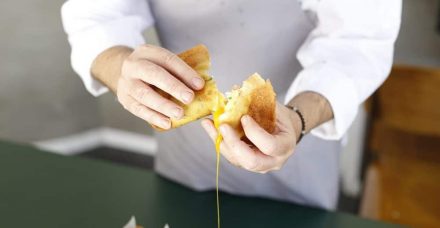 בוריק ורוטב צ'ילי חריף