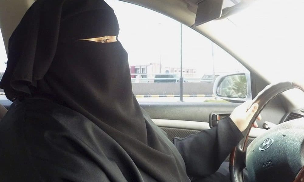 המלך בסעודיה מתיר לנשים לנהוג. עכשיו רק נשאר לו לאפשר להן לפתוח חשבון בנק או לשבת במסעדה לבד
