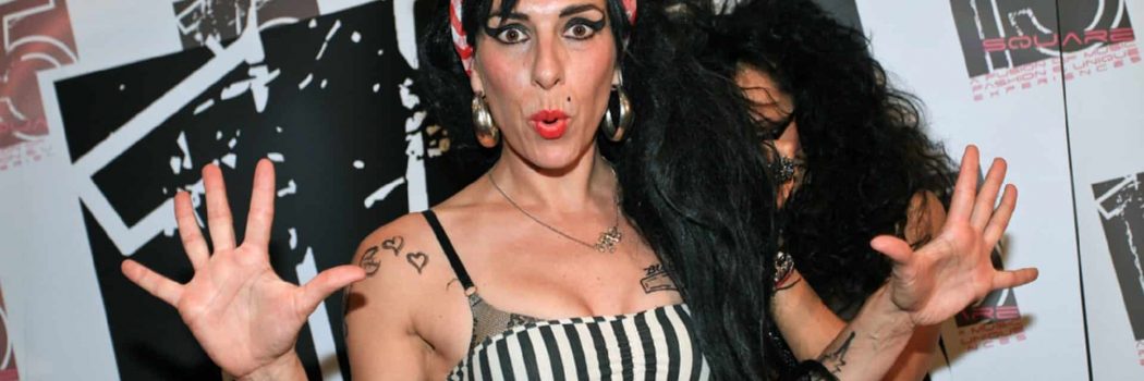 אביה של איימי ויינהאוס ממשיך לנצל את הפרסום שלה כדי לגרוף הון גם 6 שנים לאחר מותה