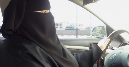 המלך בסעודיה מתיר לנשים לנהוג. עכשיו רק נשאר לו לאפשר להן לפתוח חשבון בנק או לשבת במסעדה לבד
