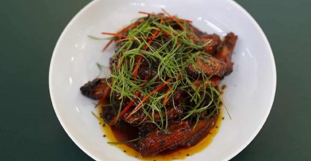 כנפי עוף בקרמל שיגרמו לכם ללקק את האצבעות