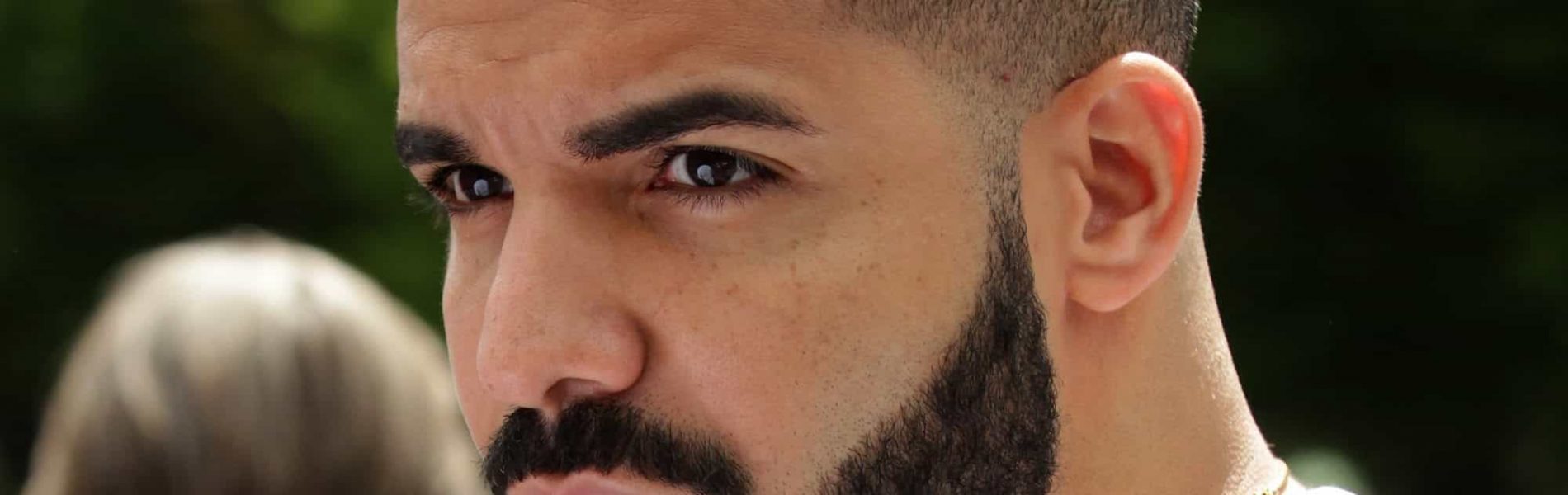 דרייק עצר הופעה כדי לאיים על גבר שהטריד מינית נשים בקהל