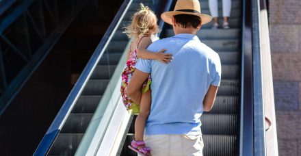 האם לאבא מותר לקחת את הילדה שלו לשירותי נשים?