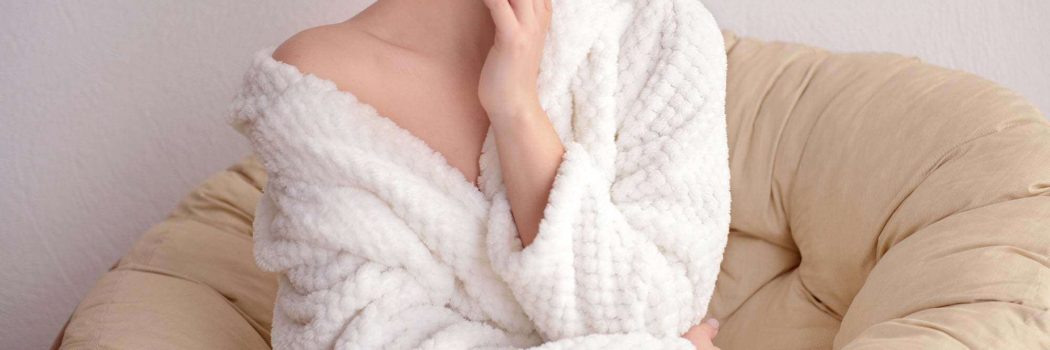 ואז פתחתי את שולי החלוק שלי, חשפתי את הוואגינה שלי ואמרתי לו "דבר אליה"