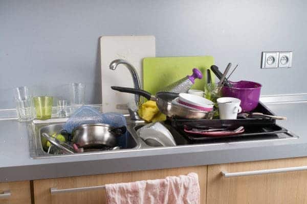 כלים מלוכלכים בכיור