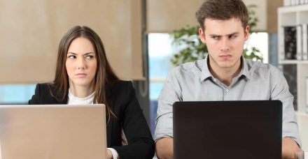 פייסבוק חוסמת נשים שהעזו לכנות גברים 'חלאות'