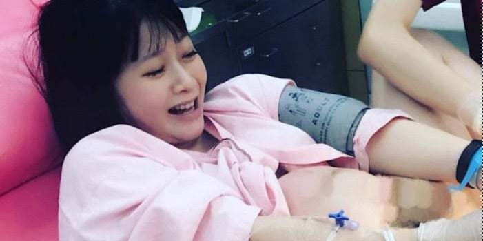 פייסבוק צנזרו צילום ויראלי מדהים של אישה שמיילדת את עצמה