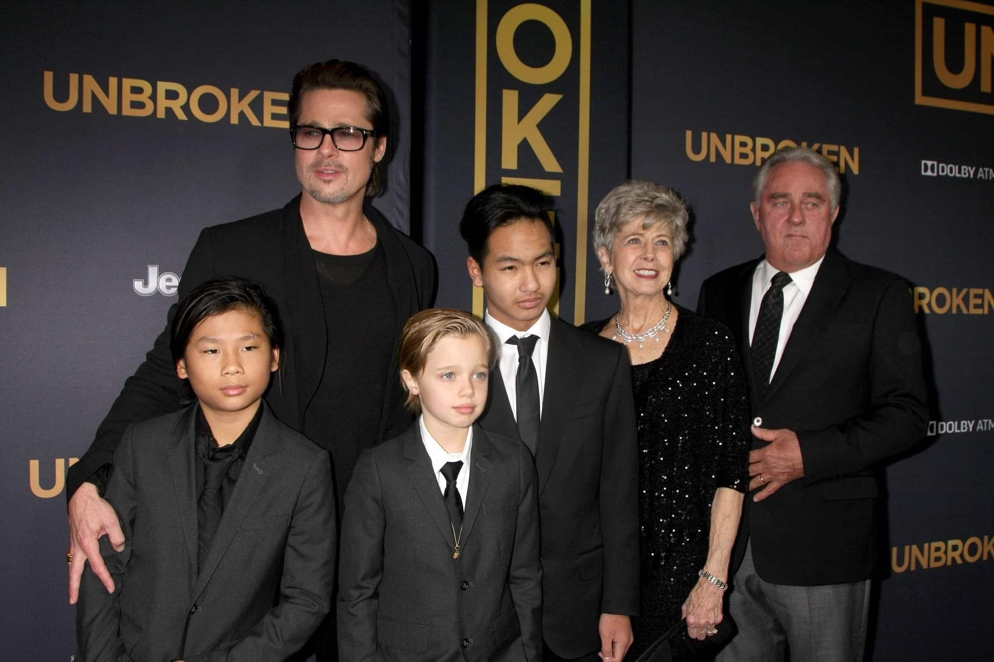 בראד פיט עם הוריו ו"הבנים"