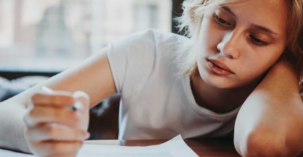 הסימנים להפרעות קשב אצל בנות ולמה הן מאובחנות 5 שנים מאוחר מדי