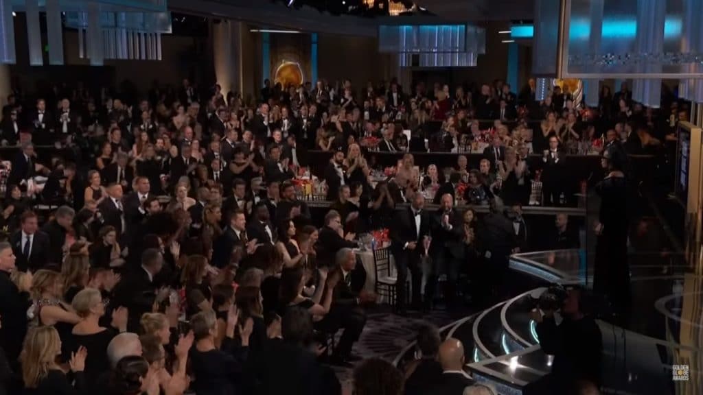 כל הקהל על הרגליים לכבוד אופרה. צילום מסך