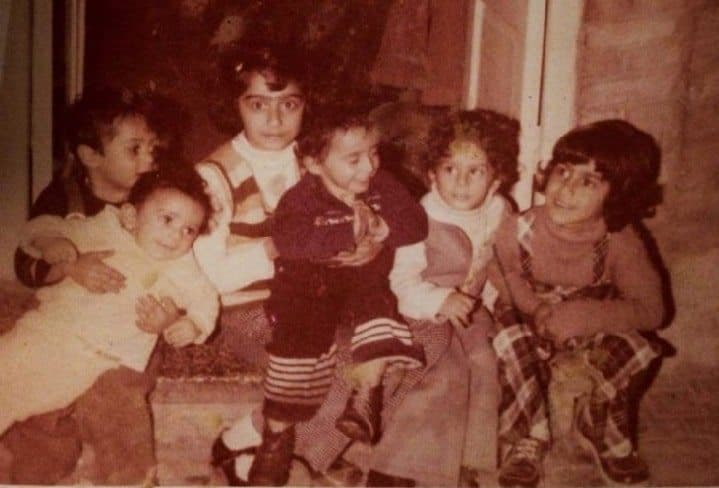 שירלי שמסיאן עם בני הדודים באיראן. שלישית מימין