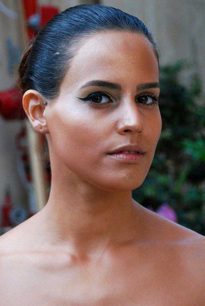 מניחים בסיס איפור בגוון העור. מאפרים עין אחת בלבד בסגנון הרצוי (בתצלום איפור עיניים עדין עם איילינר בגוון שחור).