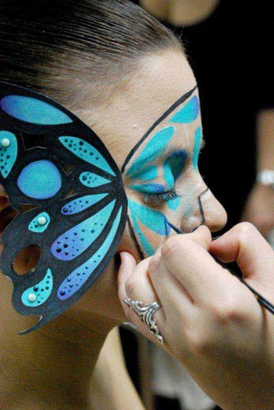 את קווי המתאר הפנימיים ממלאים בגוונים ססגוניים.