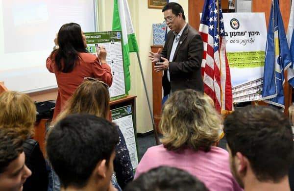 פרוייקט "המאיץ המדעי". תיכון בן צבי בגבעתיים. צילום השגרירות האמריקאית בתל אביב