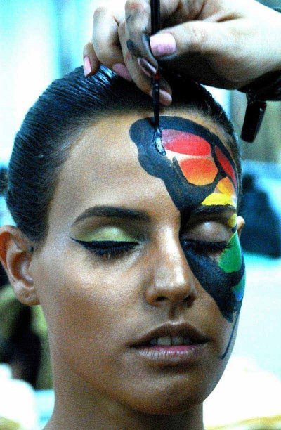 אחרי שמסיימים לצבוע את הפרפר על גווניו, ממלאים את החלקים החסרים בצבע שחור, ומוסיפים כתמי צבע לבן על המסגרת השחורה. בתום מלאכת האיפור מצמידים אל הפנים את "החצי השני" (העשוי קרטון) בעזרת דבק גוף.