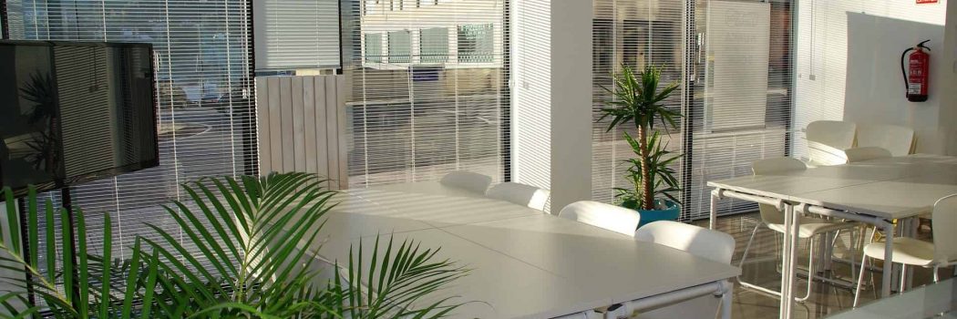 משדרים להשכרה בחלל עבודה משותף