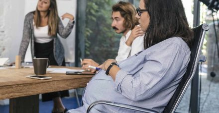 מחקר חדש חושף את העמדה השלילית של מעסיקים על נשים בהיריון ואמהות טריות