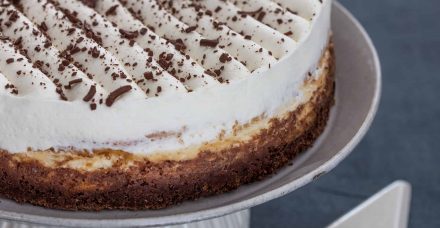 פילדלפיה כשרה לפסח – עוגת גבינת שמנת עם בסיס בראוניז