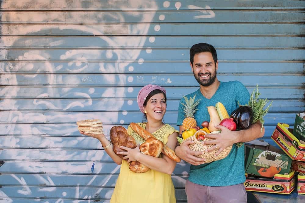 חן ואלון מבשלים. צילום: אבישג שאר ישוב