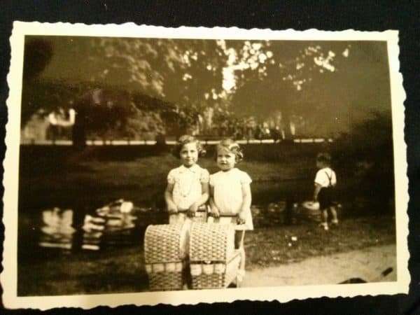 שפרה עמנואל (דה האס) ואחותה מירט. בזמן המלחמה הן חילקו בעגלות לחם ליהודים שהתחבאו 