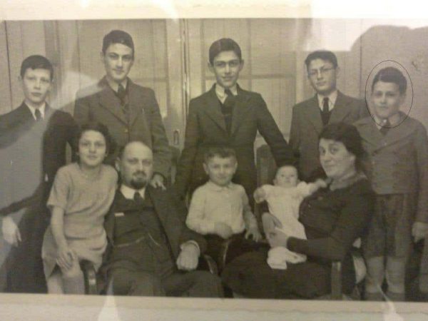 תמונה משפחתית. ברוך (ברנד) עמנואל משמאל 