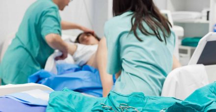 הסיוט של כל אישה: 10 סיפורי לידות שהסתבכו