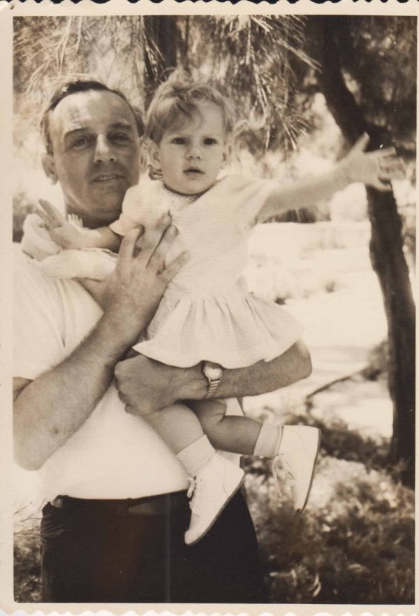 הסופרת שלומית הרטהיימר ואביה ליאון ז"ל, מהאלבום המשפחתי