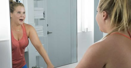 ביקורת סרט מרגישה פצצה: כשאת רואה במראה בדיוק מה שטוב לך