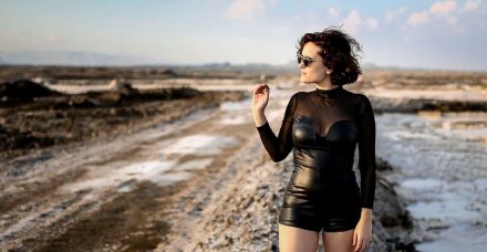 גל דה פז: "אני מרגישה בנוח עם הנשיות שלי כמעט רק על הבמה"