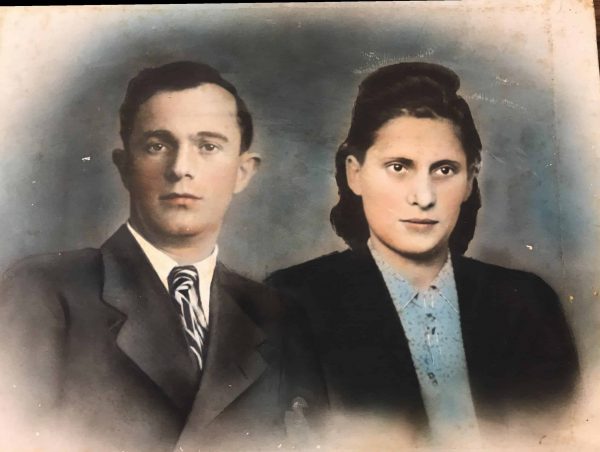 נותרו לבד. בלומה וחיים אלוני ז"ל. תמונה שצולמה בחיפה, אחרי המלחמה. 