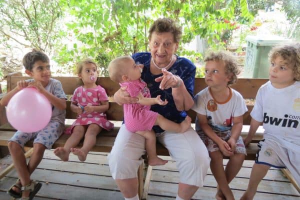 "אתם הניצחון שלי על הנאצים". סבתא בלומה עם 5 מתוך 12 ניניה