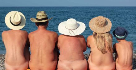 "עירום זה לא מביך, זה טבעי": ההורים שמסתובבים עירומים ליד הילדים שלהם