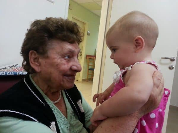 חברות אמת בהפרש של 90 שנים. סבתא בלומה והנינה תותי (ענת) כריסי. 