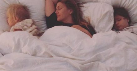 הרגעים המצחיקים שחושפים שאימהות מפורסמות הן בדיוק כמונו