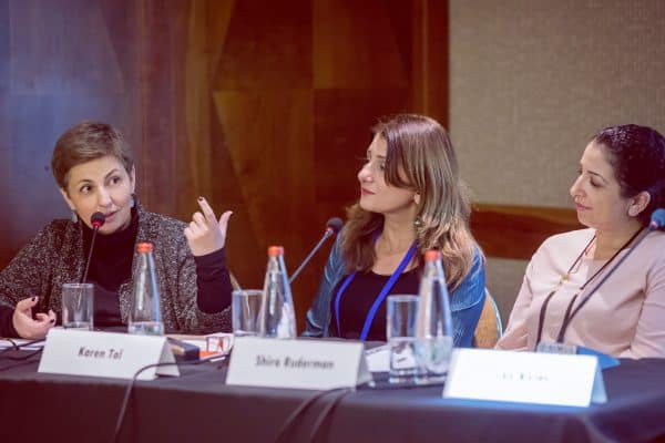 סאנה בריטבסקי בכנס JFN ולצידה קרן טל, מנכ"לית ארגון תובנות חינוך, ושירה רודמן מנכ"לית קרן רודרמן. צילום: נטשה קופרמן