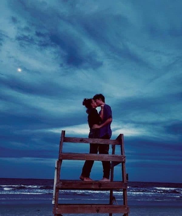 הנשיקה של מילי בובי בראון. צילום מסך מתוך אינסטגרם