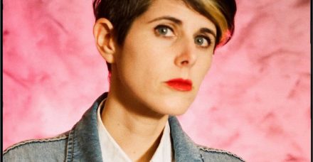 עדי שחם: מזמרת שכותבת למגירה למוזיקאית שיוצרת אלבום פופ פמיניסטי לבד בבית