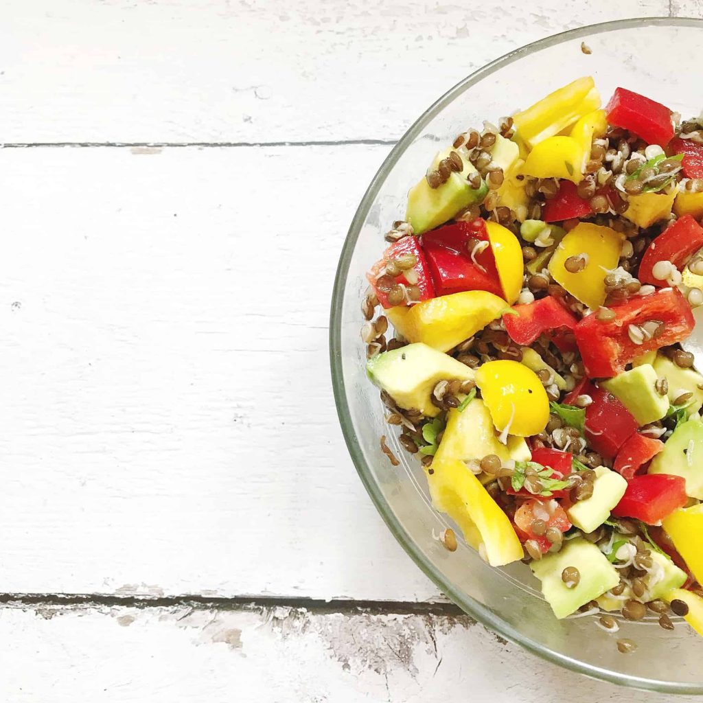 סלט ירקות ועדשים שחורות