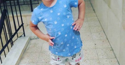 עגילים באוזניים לתינוקות: גרימת כאב מיותר לחסר ישע או אקססורי חובה?