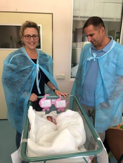 אתי ובעלה עם התאומות שנולדו לפני חודשיים. צילום ביתי