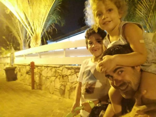 רועי ווסט עם שני ילדיו