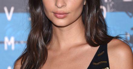 הדוגמנית אמילי רטאייקאוסקי לא לבשה חזייה וחטפה