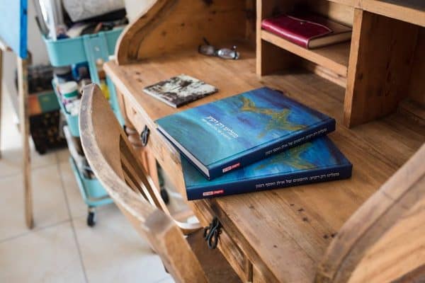 הספר לזכרם של אילן ואסף רמון ז"ל. בצד הדיסק שהוציא טל רמון. צילום תמי בר שי WWW.CHICBOX.CO.IL