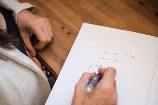 "השמיים אינם הגבול. עלה והצלח", ההקדשה שרשמה רונה רמון ז"ל בספרים שחילקה לנוער ומתגייסים. צילום תמי בר שי WWW.CHICBOX.CO.IL