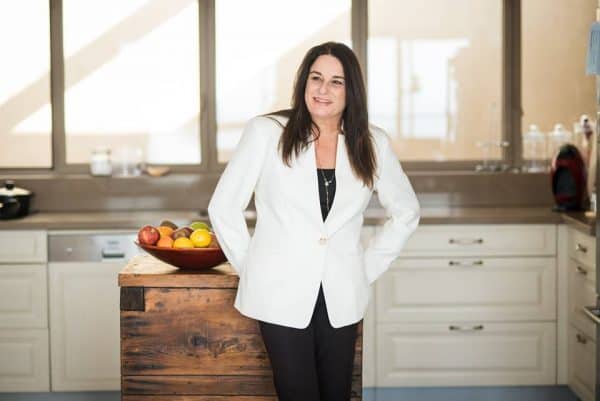 רונה רמון ז"ל במטבח ביתה ביפו. צילום תמי בר שי WWW.CHICBOX.CO.IL