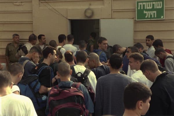 מתגייסים חדשים לצה"ל מחכים בתור לחיולם, בבקו"ם תל השומר. צילום: אבי אוחיון, לע"מ