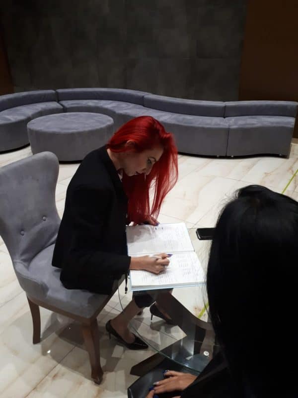 ג'ניפר איסקוב בעת עבודתה. צילום באדיבות המצולמת